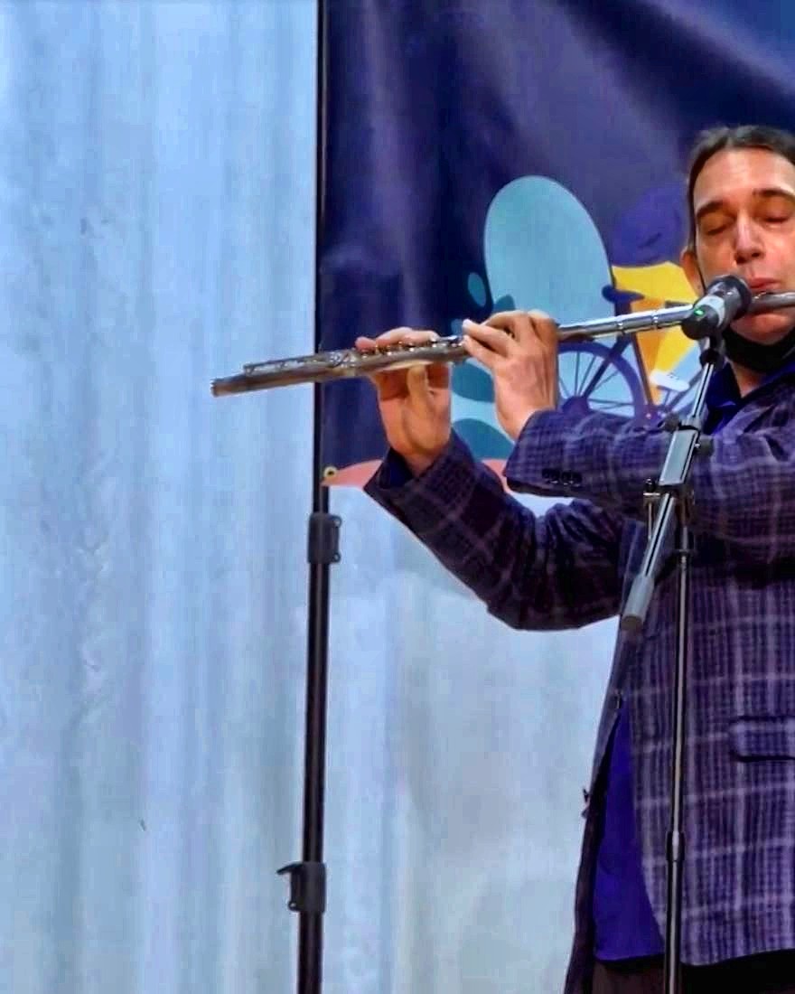 Dan on flute, eyes closed, at the Crack the Wellness Code gathering